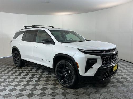Iridescent Pearl Tricoat 2025 Chevrolet Traverse RS