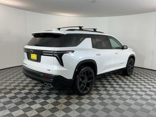 Iridescent Pearl Tricoat 2025 Chevrolet Traverse RS