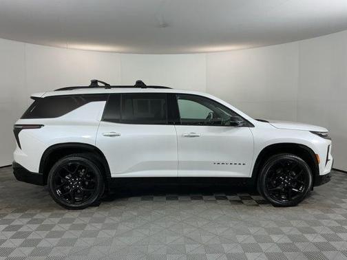 Iridescent Pearl Tricoat 2025 Chevrolet Traverse RS