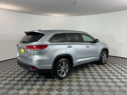 Celestial Silver Metallic 2017 Toyota Highlander XLE