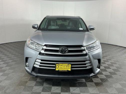 Celestial Silver Metallic 2017 Toyota Highlander XLE