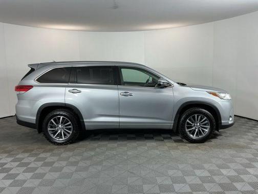 Celestial Silver Metallic 2017 Toyota Highlander XLE