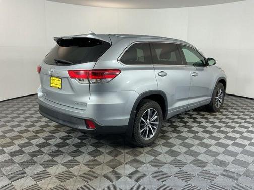 Celestial Silver Metallic 2017 Toyota Highlander XLE