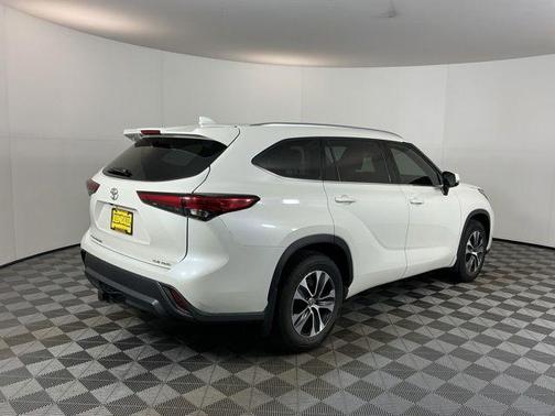 Blizzard Pearl 2020 Toyota Highlander XLE