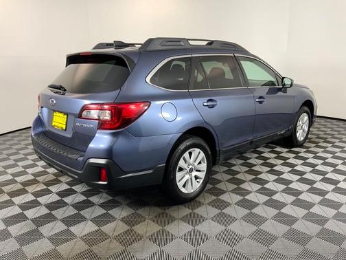 Photo 5 of 32 of 2018 Subaru Outback 2.5i Premium