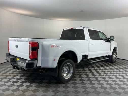 Oxford White 2025 Ford F-450 Lariat