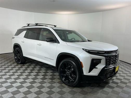 Iridescent Pearl Tricoat 2025 Chevrolet Traverse RS