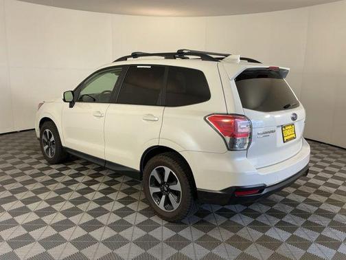 Crystal White Pearl 2018 Subaru Forester 2.5i Premium