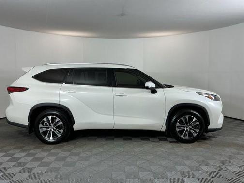 Blizzard Pearl 2020 Toyota Highlander XLE