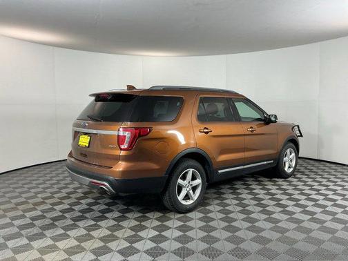 Canyon Ridge Metallic 2017 Ford Explorer XLT