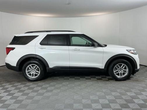 Star White Metallic Tri-Coat 2026 Ford Explorer Active
