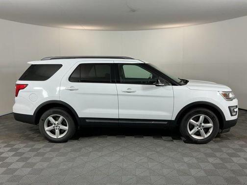 Oxford White 2016 Ford Explorer XLT