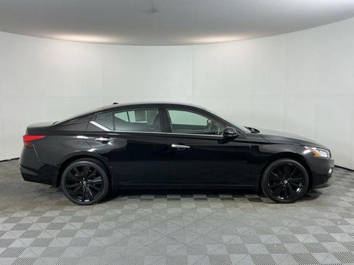 Super Black 2019 Nissan Altima 2.5 Platinum