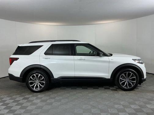 Star White Metallic Tri-Coat 2026 Ford Explorer ST-Line
