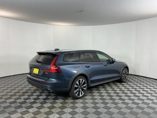2021 Volvo V60 Cross Country T5