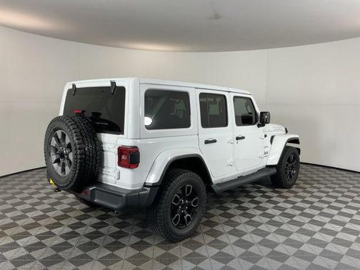 Bright White Clearcoat 2018 Jeep Wrangler Unlimited Sahara