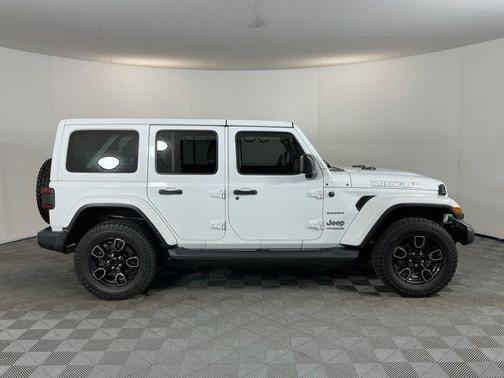 Bright White Clearcoat 2018 Jeep Wrangler Unlimited Sahara