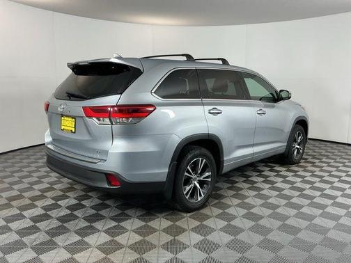 Celestial Silver Metallic 2017 Toyota Highlander LE Plus