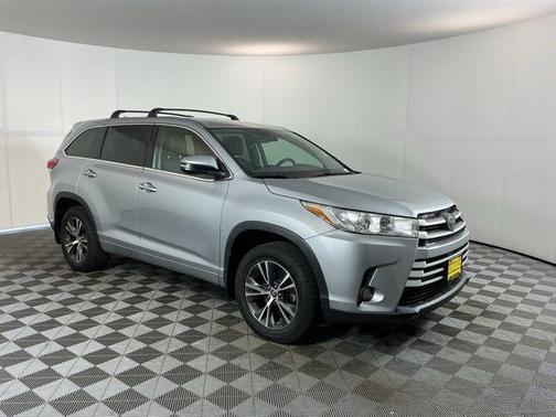 Celestial Silver Metallic 2017 Toyota Highlander LE Plus