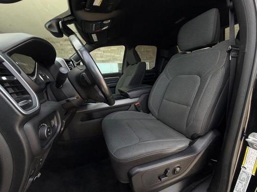Diamond Black Crystal Pearlcoat 2022 RAM 1500 Big Horn/Lone Star