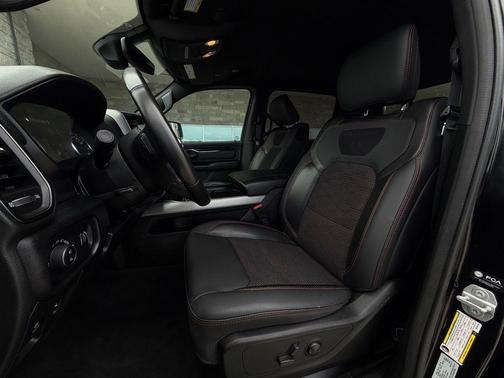 Diamond Black Crystal Pearlcoat 2022 RAM 1500 Big Horn/Lone Star
