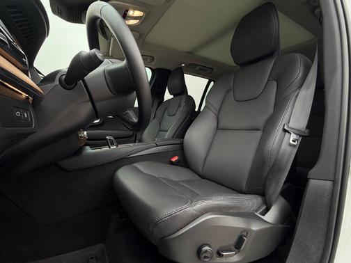 2025 Volvo XC90 Plug-In Hybrid T8 Plus 7-Seater