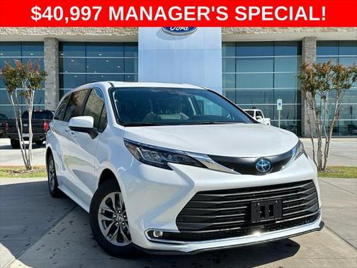 2023 Toyota Sienna XLE 8 Passenger