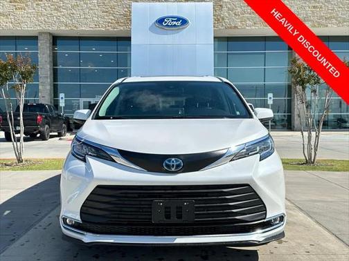 2023 Toyota Sienna XLE 8 Passenger
