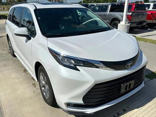 2023 Toyota Sienna XLE 8 Passenger