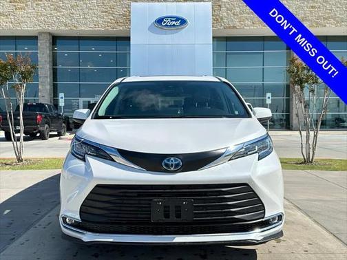 2023 Toyota Sienna XLE 8 Passenger