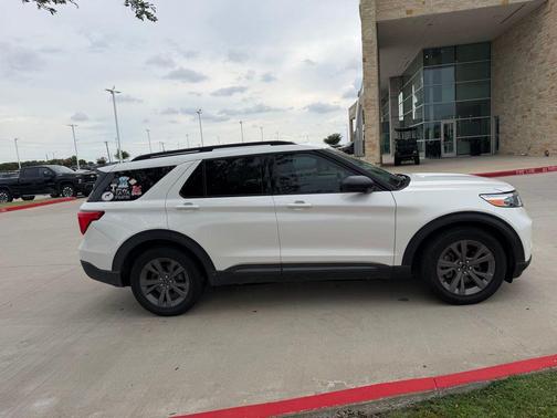 White Metallic 2021 Ford Explorer XLT