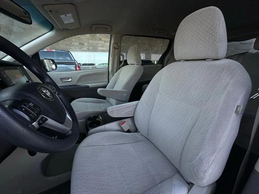 2017 Toyota Sienna LE