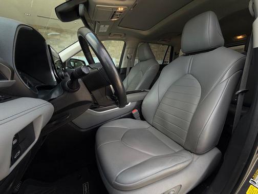 Magnetic Gray Metallic 2021 Toyota Highlander XLE