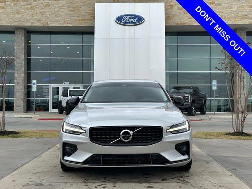 2022 Volvo S60 T5 Momentum
