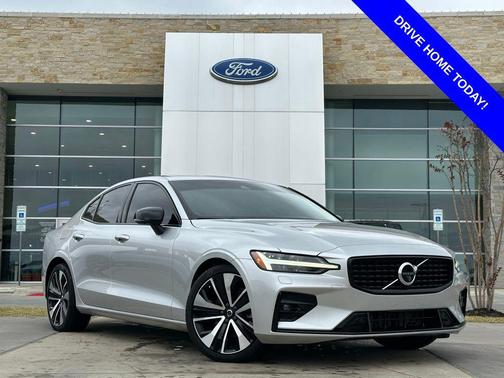 2022 Volvo S60 T5 Momentum