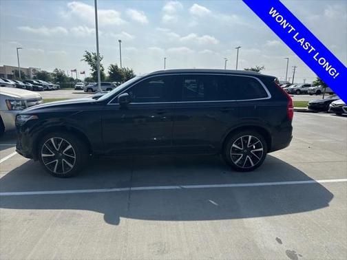 2022 Volvo XC90 T6 Momentum