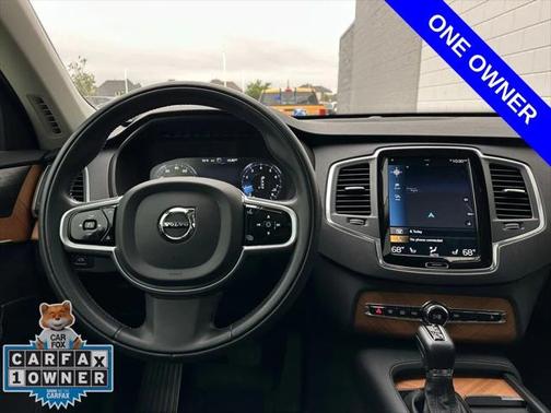 2022 Volvo XC90 T6 Momentum