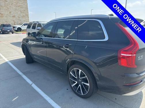 2022 Volvo XC90 T6 Momentum