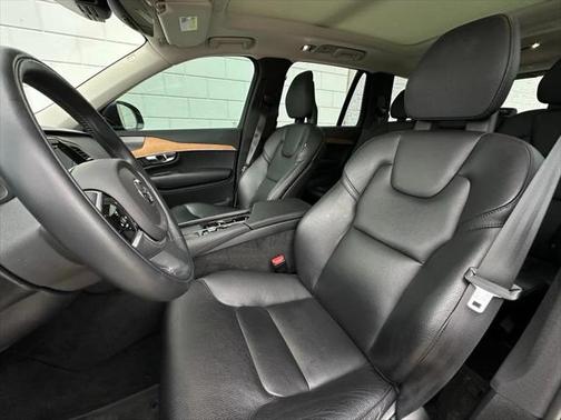 2022 Volvo XC90 T6 Momentum