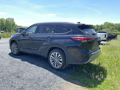 Midnight Black Metallic 2023 Toyota Highlander Platinum