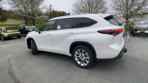 Wind Chill Pearl 2026 Toyota Highlander Hybrid Limited
