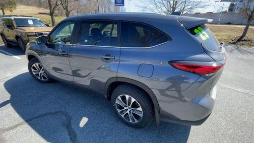 Magnetic Gray Metallic 2023 Toyota Highlander XLE