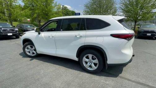 Blizzard Pearl 2021 Toyota Highlander LE