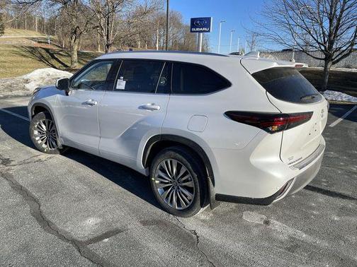 2026 Toyota Highlander Hybrid Platinum