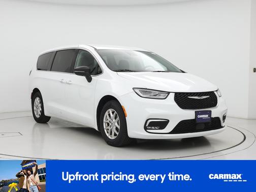 White 2023 Chrysler Pacifica Touring L