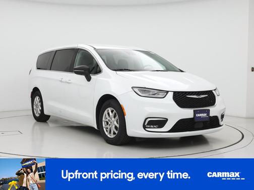 White 2023 Chrysler Pacifica Touring L