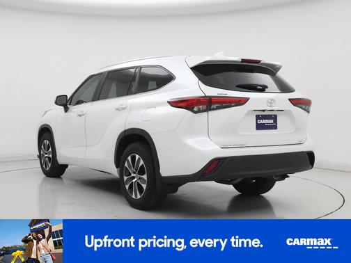 White 2023 Toyota Highlander XLE