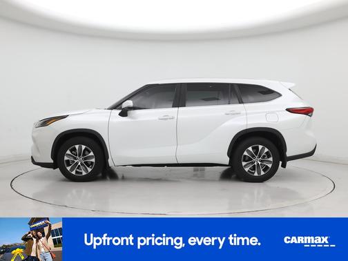 White 2023 Toyota Highlander XLE