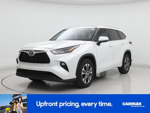 White 2023 Toyota Highlander XLE