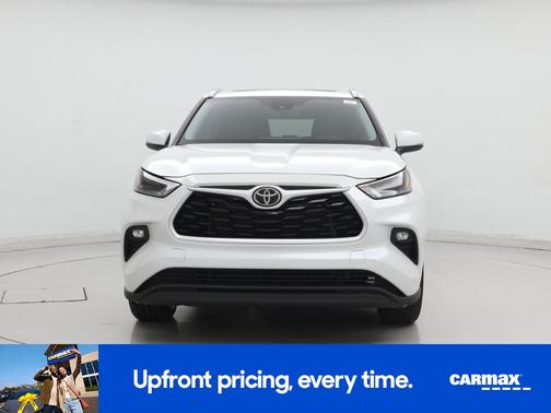 White 2023 Toyota Highlander XLE